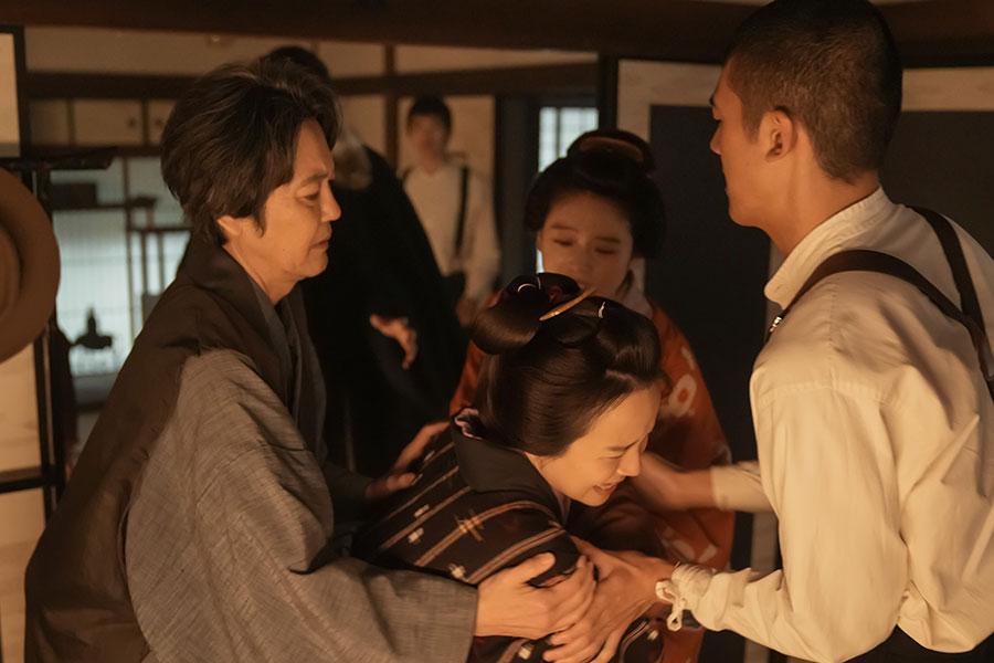 　『ばけばけ』第１００回より。出て行こうとするクマ（写真中央、夏目透羽）を引き止める松野家の人びと©ＮＨＫ