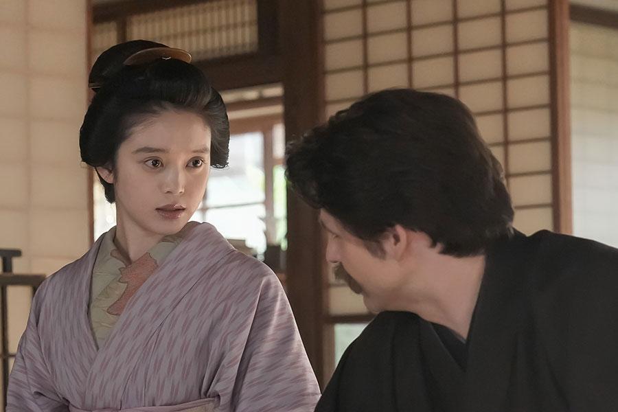 　『ばけばけ』第１０１回より。ヘブン（トミー･バストウ）と話すトキ（高石あかり）©ＮＨＫ