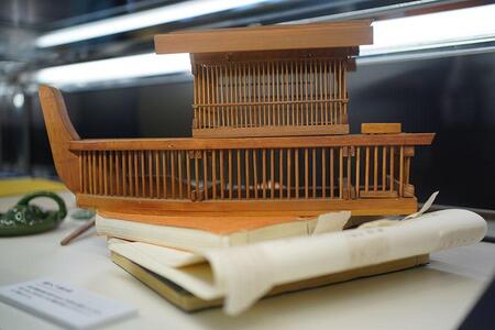 「『ばけばけ』セット公開」の様子。英語教師・錦織（吉沢亮）が切ない表情で手に持っていた「虫かご」の実物（2月19日撮影／Lmaga.jp）