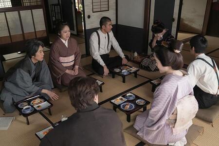 『ばけばけ』第101回より。仕事が無くなる不安で泣き出した女中・クマ（写真右から2番目、夏目透羽）と、なだめる松野家の人びと（C）NHK