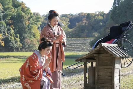 『ばけばけ』第102回より。お地蔵さんにお参りするトキ（写真左、高石あかり）と母・フミ（写真右、池脇千鶴）（C）NHK