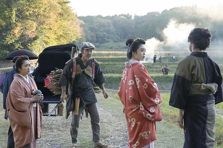 　『ばけばけ』第１０３回より。トキを挟んで言い合う村上茂吉と吉野イセ。写真左から、トキの母・フミ（池脇千鶴）、村上茂吉（緒方晋）、トキ（高石あかり）、吉野イセ（芋生悠）©ＮＨＫ