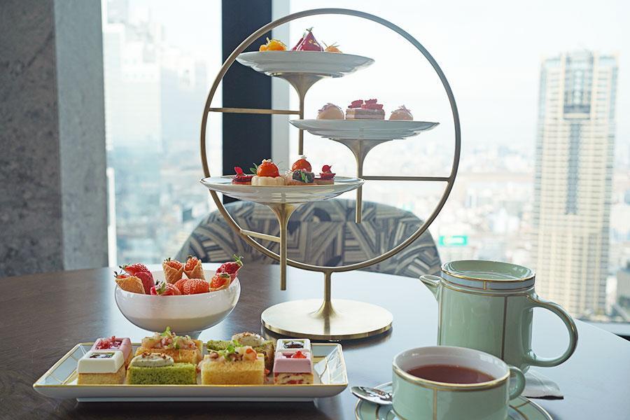 ホテル「ウォルドーフ・アストリア大阪」（大阪市北区）で4月上旬まで開催中のアフタヌーンティー「エレガンス・イン・ストロベリーブルーム」（2月10日撮影／Lmaga.jp編集部）