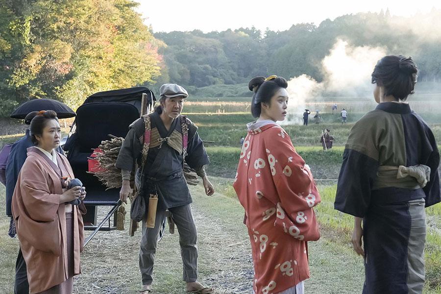 　『ばけばけ』第１０３回より。トキを挟んで言い合う村上茂吉と吉野イセ。写真左から、トキの母・フミ（池脇千鶴）、村上茂吉（緒方晋）、トキ（高石あかり）、吉野イセ（芋生悠）©ＮＨＫ