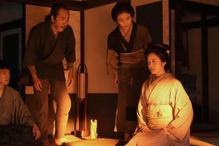 　『ばけばけ』第１０４回より。呪いが乗り移ったと喜ぶトキと、心配する吉野イセたち。写真左から、村上茂吉（緒方晋）、吉野イセ（芋生悠）、トキ（高石あかり）©ＮＨＫ