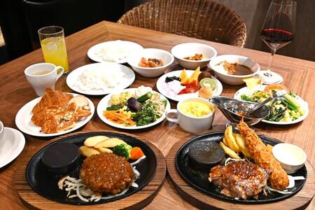 　ステーキのあさくまで人気のあさくまハンバーグやサーロインステーキ。サラダバーなどサイドメニューにも特徴が（２月１７日撮影「ステーキのあさくま 西梅田ハービスプラザ店」）