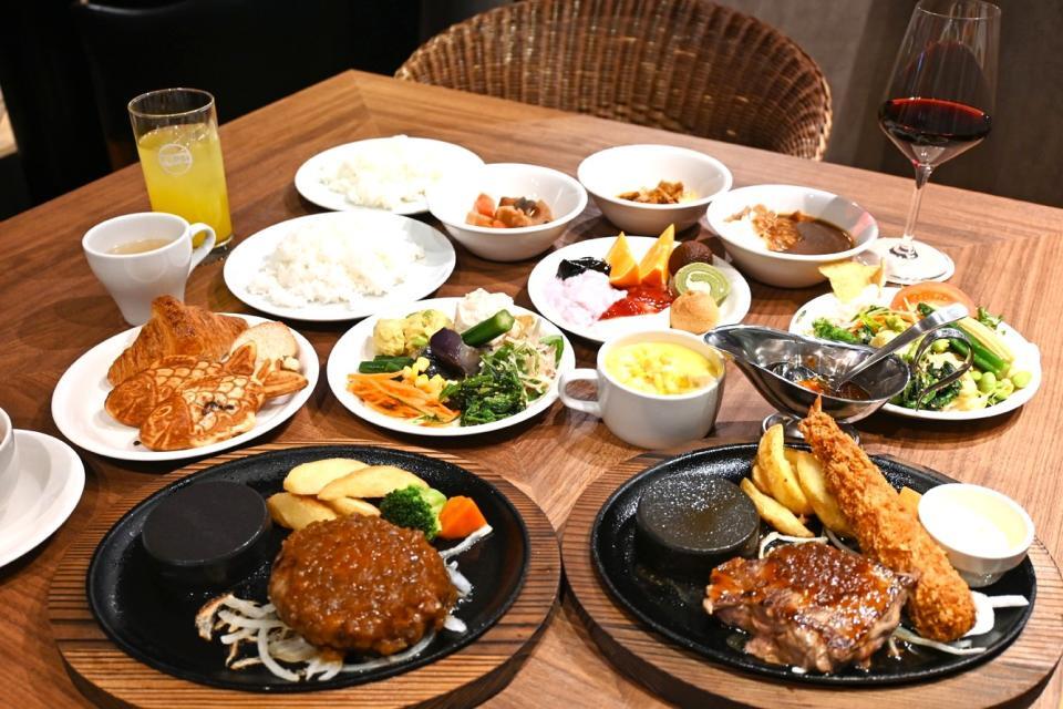 　ステーキのあさくまで人気のあさくまハンバーグやサーロインステーキ。サラダバーなどサイドメニューにも特徴が（２月１７日撮影「ステーキのあさくま 西梅田ハービスプラザ店」）