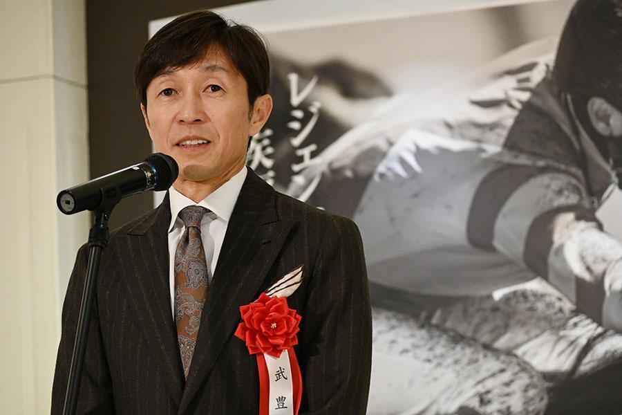 　記念展示『ＴＨＥ ＪＯＣＫＥＹ～武豊が魅せた４０年～』の初日に登場した武豊（Ｌｍａｇａ.ｊｐ撮影）