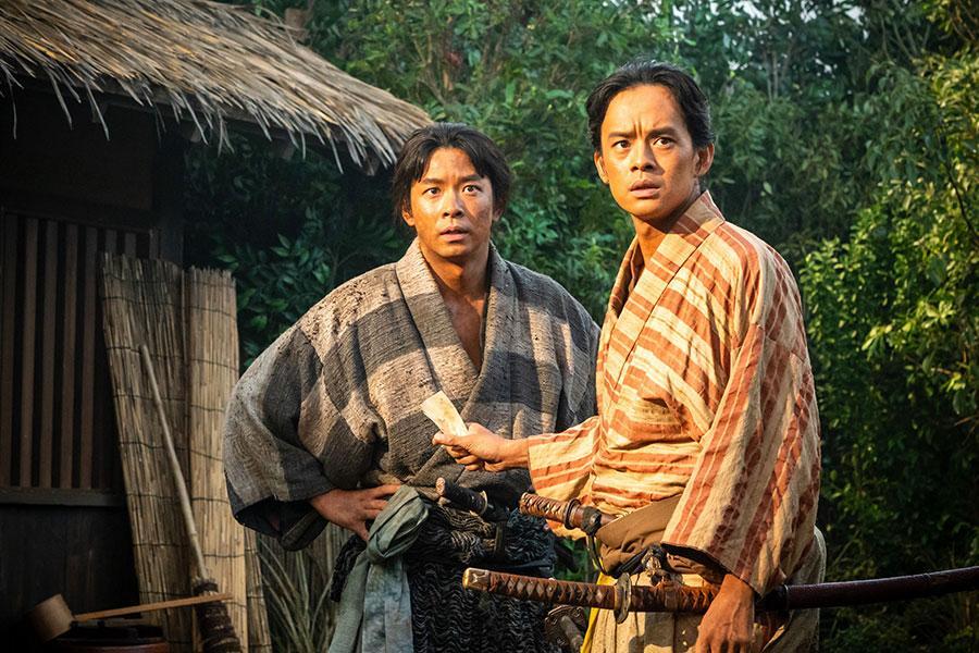 　『豊臣兄弟！』第７回より。蜂須賀正勝との交渉から戻ってきた小一郎（写真左、仲野太賀）と兄・藤吉郎（写真右、池松壮亮）©ＮＨＫ