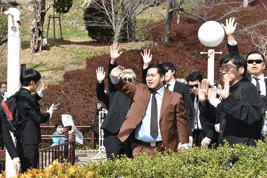 　人気イベント、園内練り歩き（２月２８日・枚方市内）