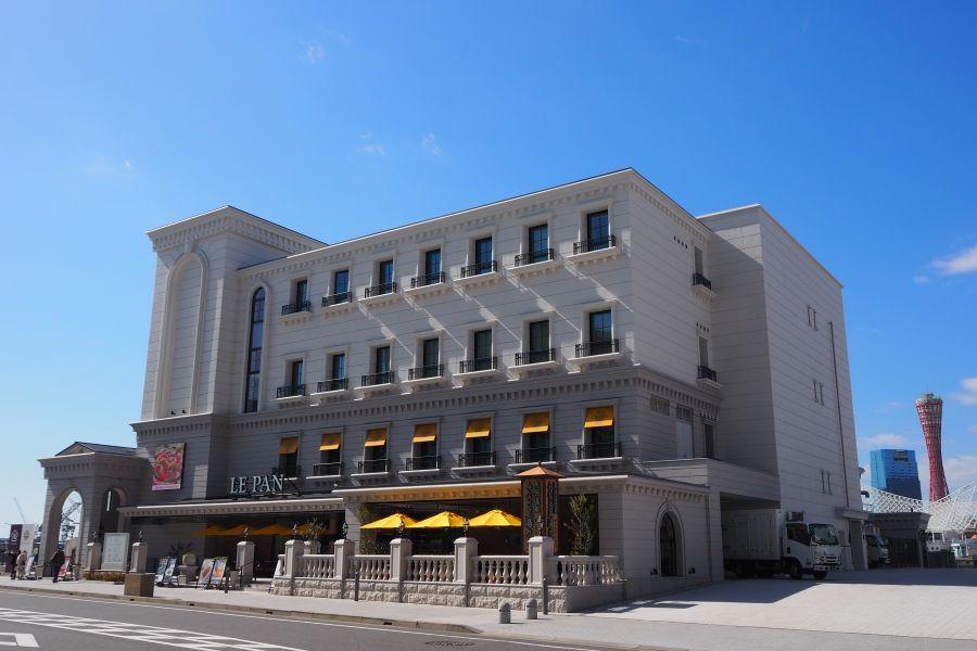 　「ジーライオンアリーナ神戸」や劇場型アクアリウム「ａｔｏａ」などが並ぶウォーターフロントの注目施設「ラスイートルパンビル」。１階には足湯併設