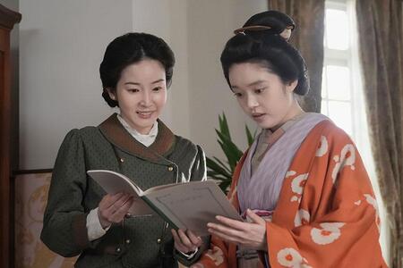 　『ばけばけ』第１０６回より。ロバートの妻・ラン（写真左、蓮佛美沙子）に勉強用のノートを見せてもらうトキ（写真右、高石あかり）©ＮＨＫ