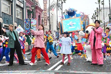左からポーズを決める森崎ウィン、仲里依紗、永尾柚乃、千葉雄大（3月3日・Lmaga.jp撮影）