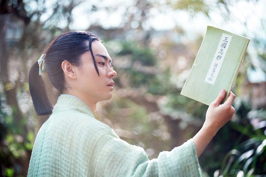 『豊臣兄弟！』第9回より。書物を手に持つ斎藤家家臣・竹中半兵衛（菅田将暉）（C）NHK