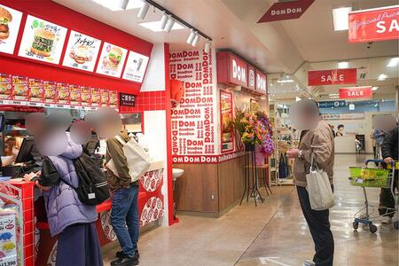 　「ドムドムハンバーガー じゃんぼスクエア香芝店」（奈良県香芝市）には、１０時の開店直後から、約４０人が行列（３月５日撮影／Ｌｍａｇａ.ｊｐ編集部）