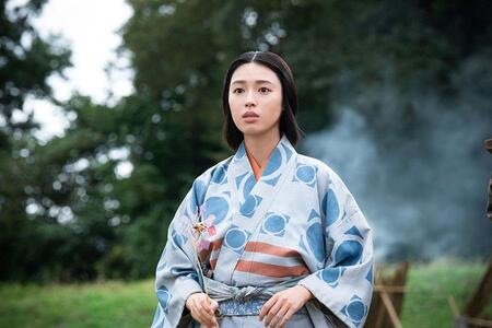 　『豊臣兄弟！』第８回より。村人たちの争いを目撃した直（白石聖）　©ＮＨＫ