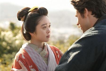 　『ばけばけ』第１０９回より。ヘブン（トミー・バストウ）に正直な思いを伝えるトキ（高石あかり）　©ＮＨＫ