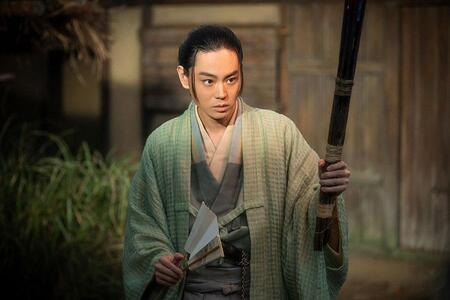 　『豊臣兄弟！』第８回より。物陰から現れた斎藤家家臣・竹中半兵衛（菅田将暉）　©ＮＨＫ