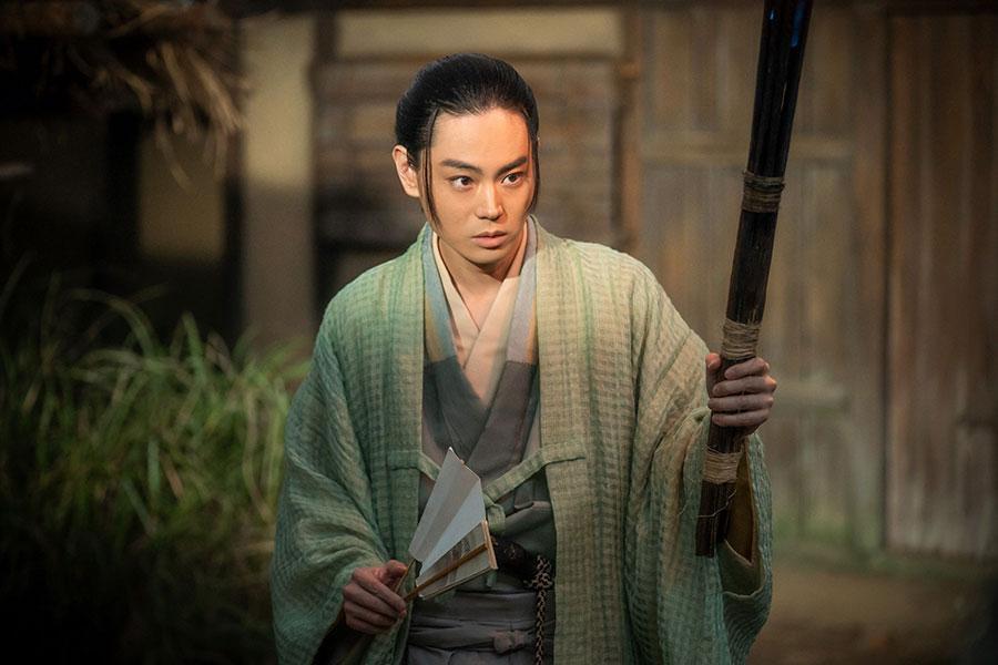 　『豊臣兄弟！』第８回より。物陰から現れた斎藤家家臣・竹中半兵衛（菅田将暉）　©ＮＨＫ