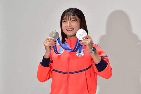 　獲得したメダルを手に笑顔を見せる坂本花織（大阪市内・３月７日）