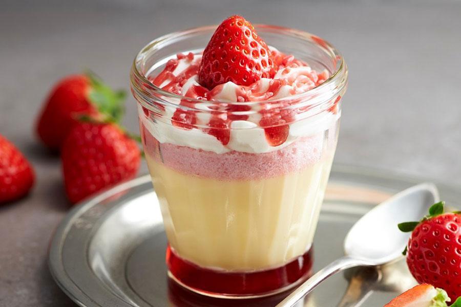 　モロゾフの期間限定スイーツ「プリンパフェ（ストロベリーショートケーキ）」（５４０円）