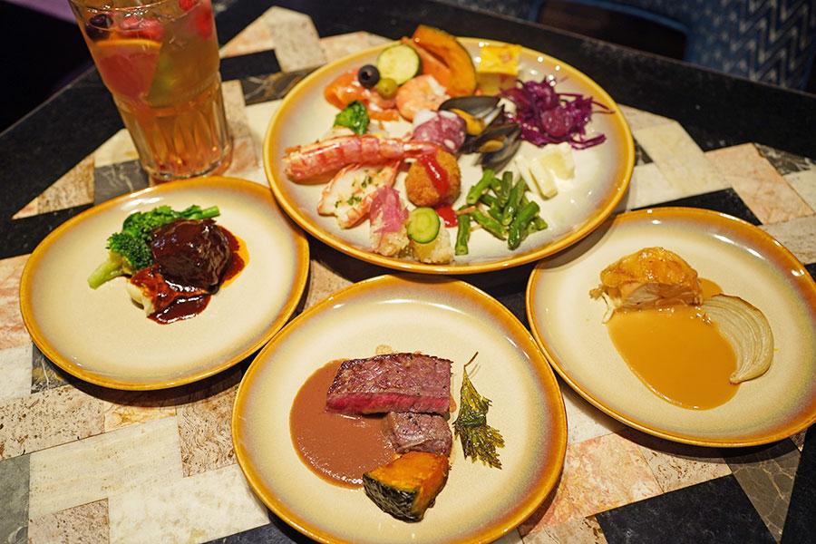 　３０分間隔で変わる肉料理。ディナーでは、１ターンにつき、３種類の料理が提供される。写真左から、和牛赤ワイン煮込み、和牛ステーキ、ローストチキン（２月２７日撮影／Ｌｍａｇａ.ｊｐ）