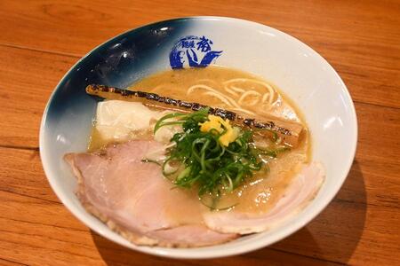 　「麺屋 裕」の名物「蟹塩そば」（1000円）