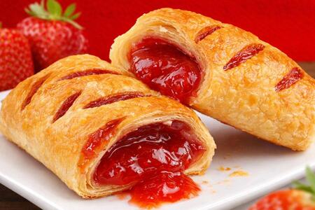 　『大阪ストロベリーフェスティバル２０２６』に出店する〈Ｓｔｒａｗｂｅｒｒｙ ＫＩＳＳ〉「焼きたて苺パイ」