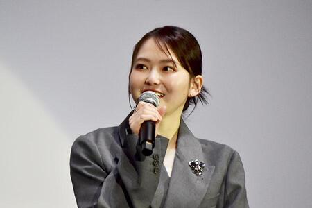 　映画『ゴールデンカムイ 網走監獄襲撃篇』のあるシーンで「今までに感じたことのない感情になった」と語る山田杏奈（大阪市内・３月９日）