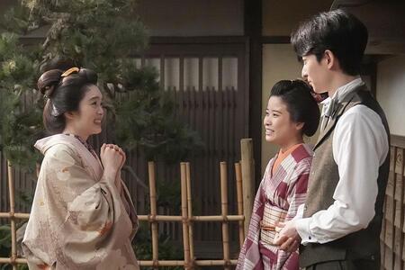 　『ばけばけ』第１１２回より。幼なじみ・サワの結婚を喜ぶトキ。写真左から、トキ（高石あかり）、サワ（円井わん）、庄田（濱正悟）©ＮＨＫ