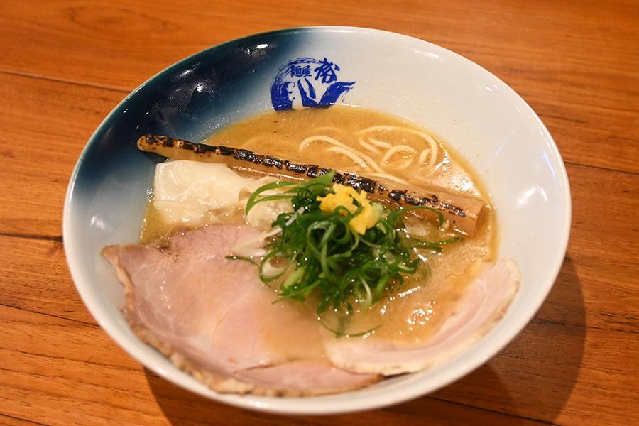 　「麺屋 裕」の名物「蟹塩そば」（1000円）