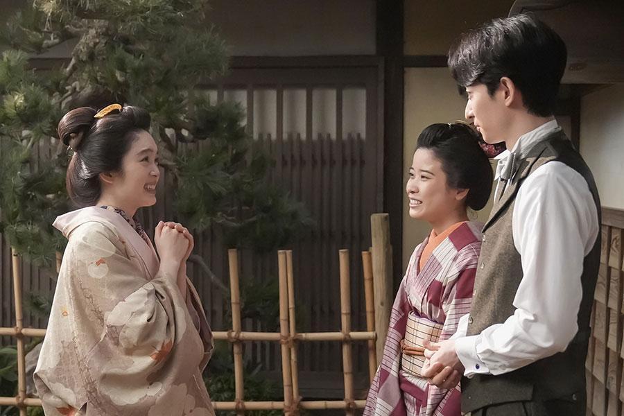 　『ばけばけ』第１１２回より。幼なじみ・サワの結婚を喜ぶトキ。写真左から、トキ（高石あかり）、サワ（円井わん）、庄田（濱正悟）©ＮＨＫ