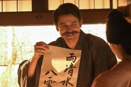 　『ばけばけ』第１１４回より。日本名「雨清水八雲」を喜ぶヘブン（トミー･バストウ）だが…©ＮＨＫ