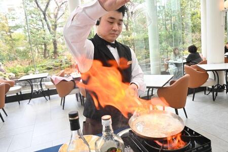 　この炎は「いちごのクレープシュゼット」を作る一場面。いちごたっぷりのアツアツ、もちもちの特別なスイーツづくりを目の前で（ウェスティンホテル大阪「アマデウス」）