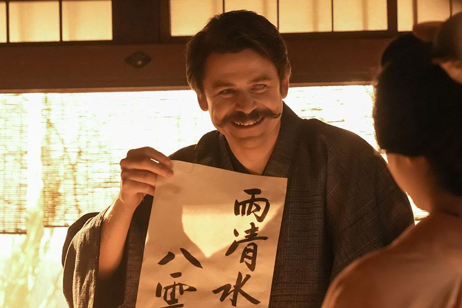 　『ばけばけ』第１１４回より。日本名「雨清水八雲」を喜ぶヘブン（トミー･バストウ）だが…©ＮＨＫ