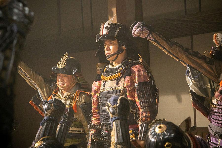 　『豊臣兄弟！』第９回より。稲葉山城を攻略し、勝ち鬨を上げる織田信長（写真中央、小栗旬）たち©ＮＨＫ