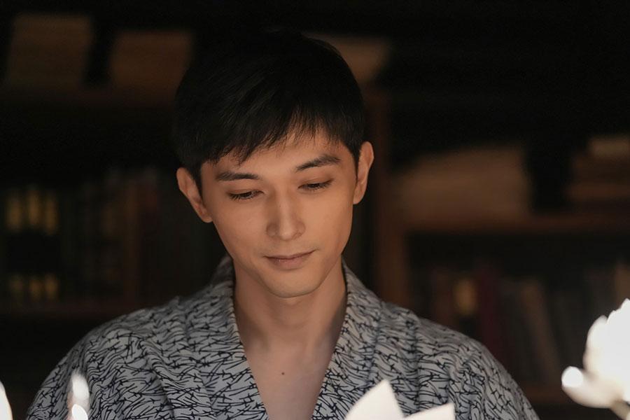 　『ばけばけ』第１１５回より。『東の国から』の１ページ目に書かれたふたりの友情の証を目にし、微笑む錦織©ＮＨＫ