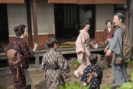 　『ばけばけ』第１１６回より。庭で息子と遊ぶトキ（写真中央、高石あかり）たち©ＮＨＫ