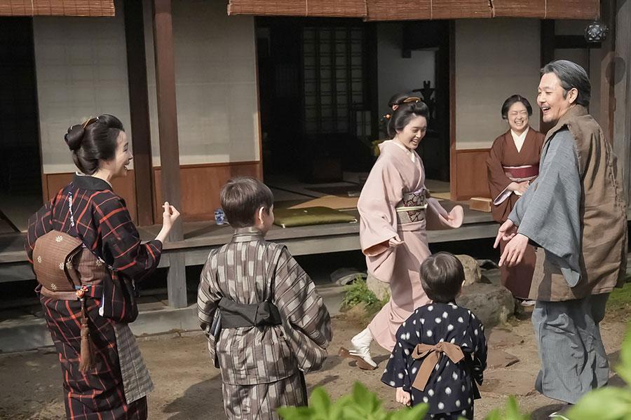 　『ばけばけ』第１１６回より。庭で息子と遊ぶトキ（写真中央、高石あかり）たち©ＮＨＫ