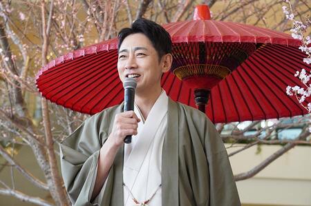 　「阪急西宮ガーデンズ」のお花見イベントに登場した小泉孝太郎（Ｌｍａｇａ.ｊｐ撮影）