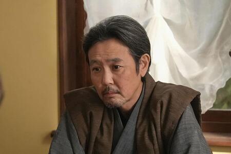 　『ばけばけ』第１１７回より。ヘブンにかつての自分を重ねる司之介（岡部たかし）©ＮＨＫ