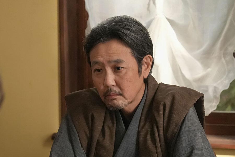 　『ばけばけ』第１１７回より。ヘブンにかつての自分を重ねる司之介（岡部たかし）©ＮＨＫ