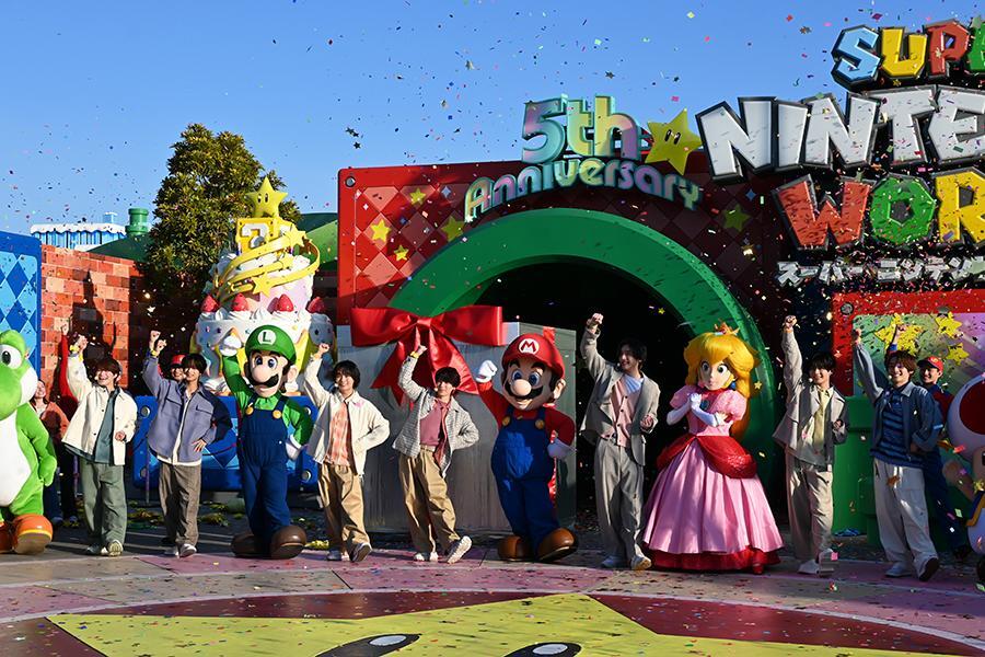 　『スーパー・ニンテンドー・ワールド』の５周年を祝いに駆けつけたなにわ男子。左から大橋和也、高橋恭平、大西流星、西畑大吾、道枝駿佑、長尾謙杜、藤原丈一郎（大阪市内・３月１８日・Ｌｍａｇａ.ｊｐ撮影）