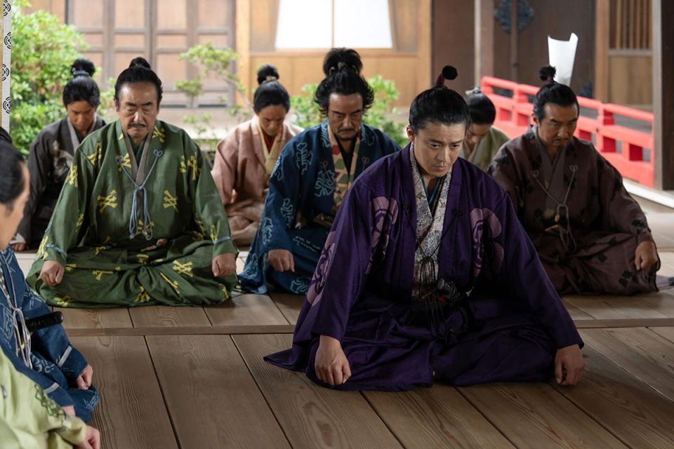 　『豊臣兄弟！』第１１回より。織田信長（写真中央、小栗旬）を筆頭に並んで座る織田家家臣たち©ＮＨＫ