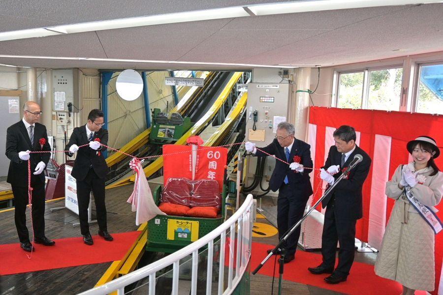 　特別な還暦仕様のカーレーターが２台登場。除幕式が盛大に行われた。記念式典に出席した神戸市須磨区長は「神戸西エリアの誇り」と挨拶(３月１８日 Ｌｍａｇａ.ｊｐ編集部撮影)