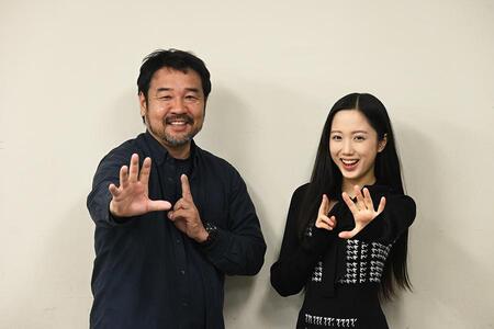 　左から、照れる安田監督、陰陽師ポーズもこなれている山戸（Ｌｍａｇａ.ｊｐ撮影）