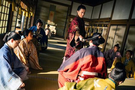 　『豊臣兄弟！』第１０回より。足利義昭（写真右、尾上右近）に刀を向ける織田信長（写真左、小栗旬）©ＮＨＫ