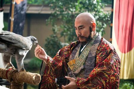 『豊臣兄弟！』第10回より。鷹に餌をあげる甲斐の戦国大名・武田信玄（高嶋政伸）（C）NHK