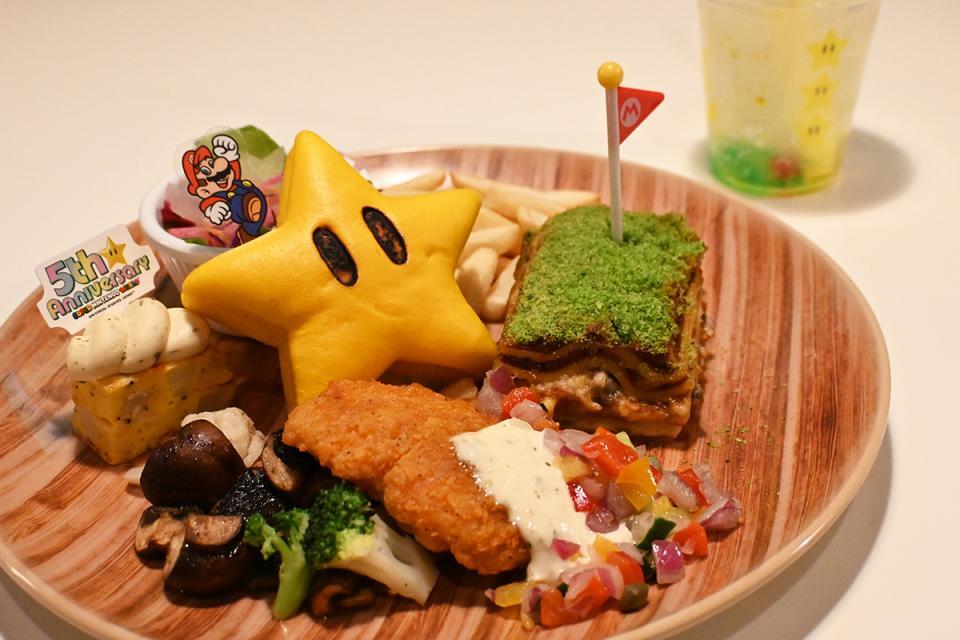 「スーパースター・アニバーサリープレート ～マッシュルーム・ラザニア＆フライドチキン～」（3500円）