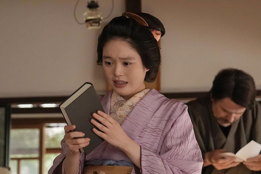 『ばけばけ』第121回より。できあがった『怪談』を見て喜ぶトキ（高石あかり）（C）NHK